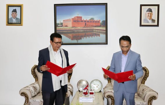 राष्ट्रिय वाणिज्य बैंकको सञ्चालक अध्यक्ष ढकालद्वारा पदभार ग्रहण, तीन दशकको बैंकिङ अनुभव