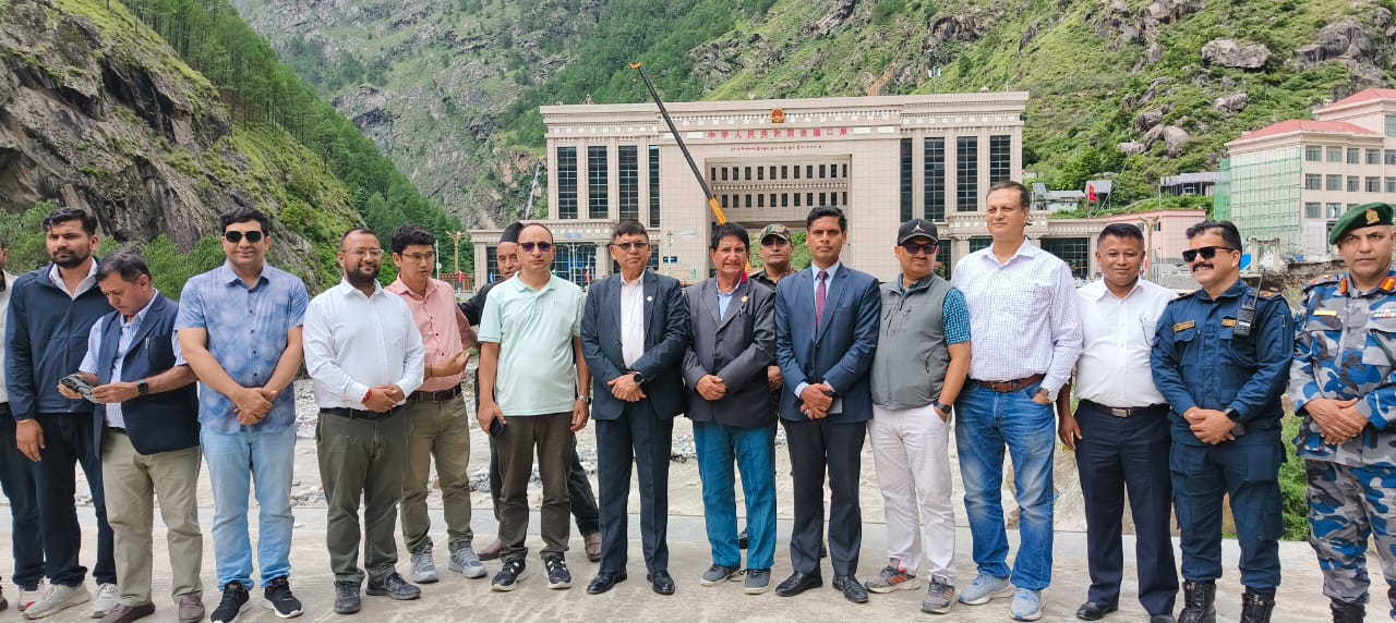 भौतिक पूर्वाधारमन्त्री दाहाल बाढीपछि बन्द रसुवा नाकामा, सडक भरपर्दो बनाउन निर्देशन