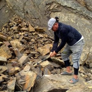 मानेभिरमा सडकमाथिबाट खस्यो चट्टानसहितको पहिरो, कागबेनी-कोरला खण्ड अवरुद्ध