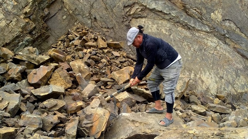 मानेभिरमा सडकमाथिबाट खस्यो चट्टानसहितको पहिरो, कागबेनी-कोरला खण्ड अवरुद्ध