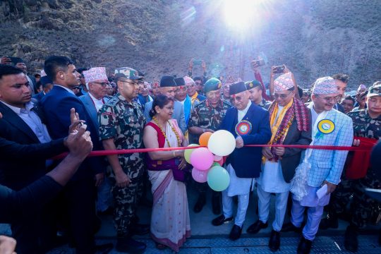 बेलिब्रिज उद्घाटनमा भीआइपीको लस्कर, हुम्लाको चुवा खोलामा ओलीले लेखाए नाम