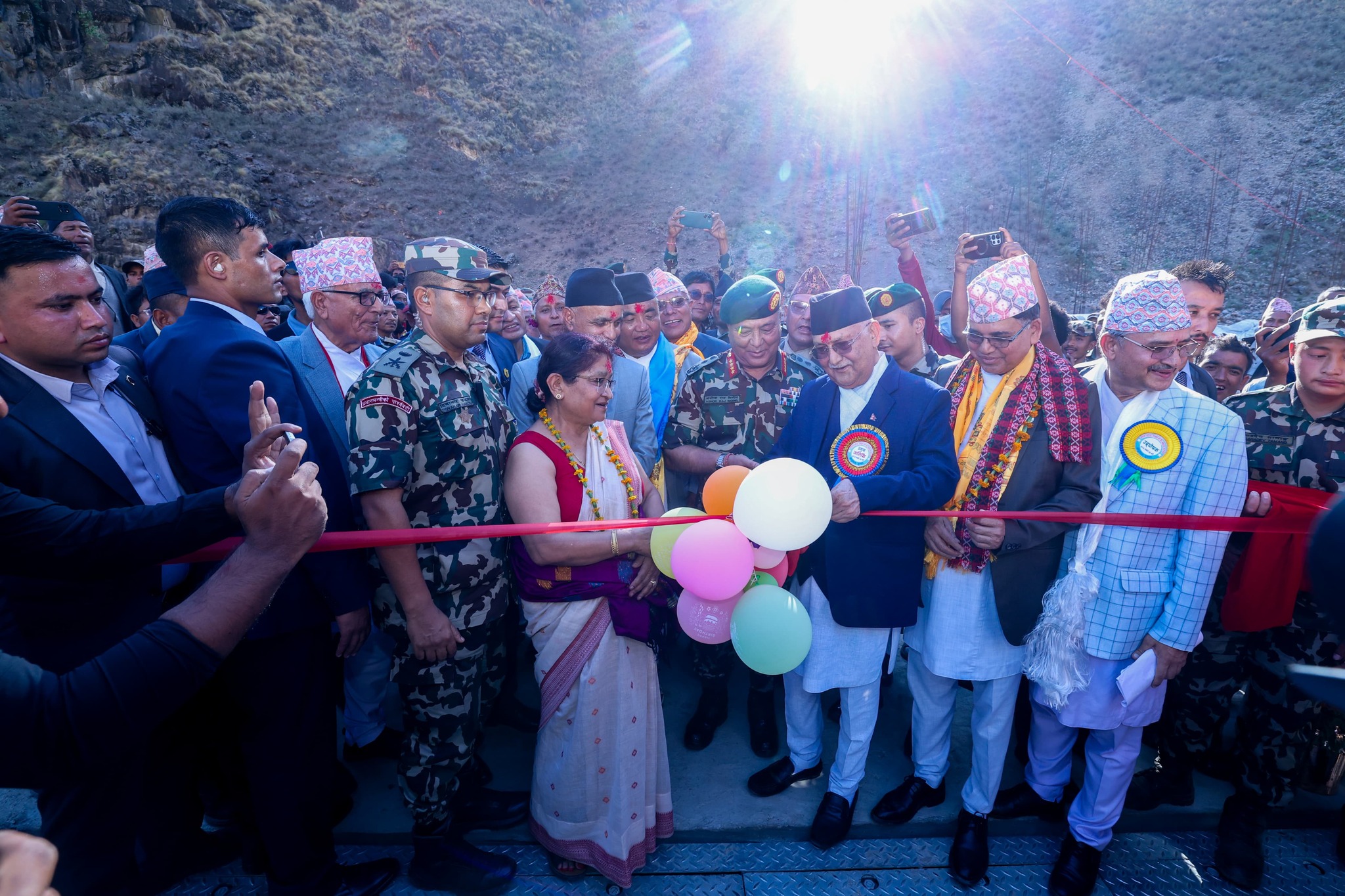 बेलिब्रिज उद्घाटनमा भीआइपीको लस्कर, हुम्लाको चुवा खोलामा ओलीले लेखाए नाम बेलिब्रिज उद्घाटनमा भीआइपीको लस्कर, हुम्लाको चुवा खोलामा ओलीले लेखाए नाम