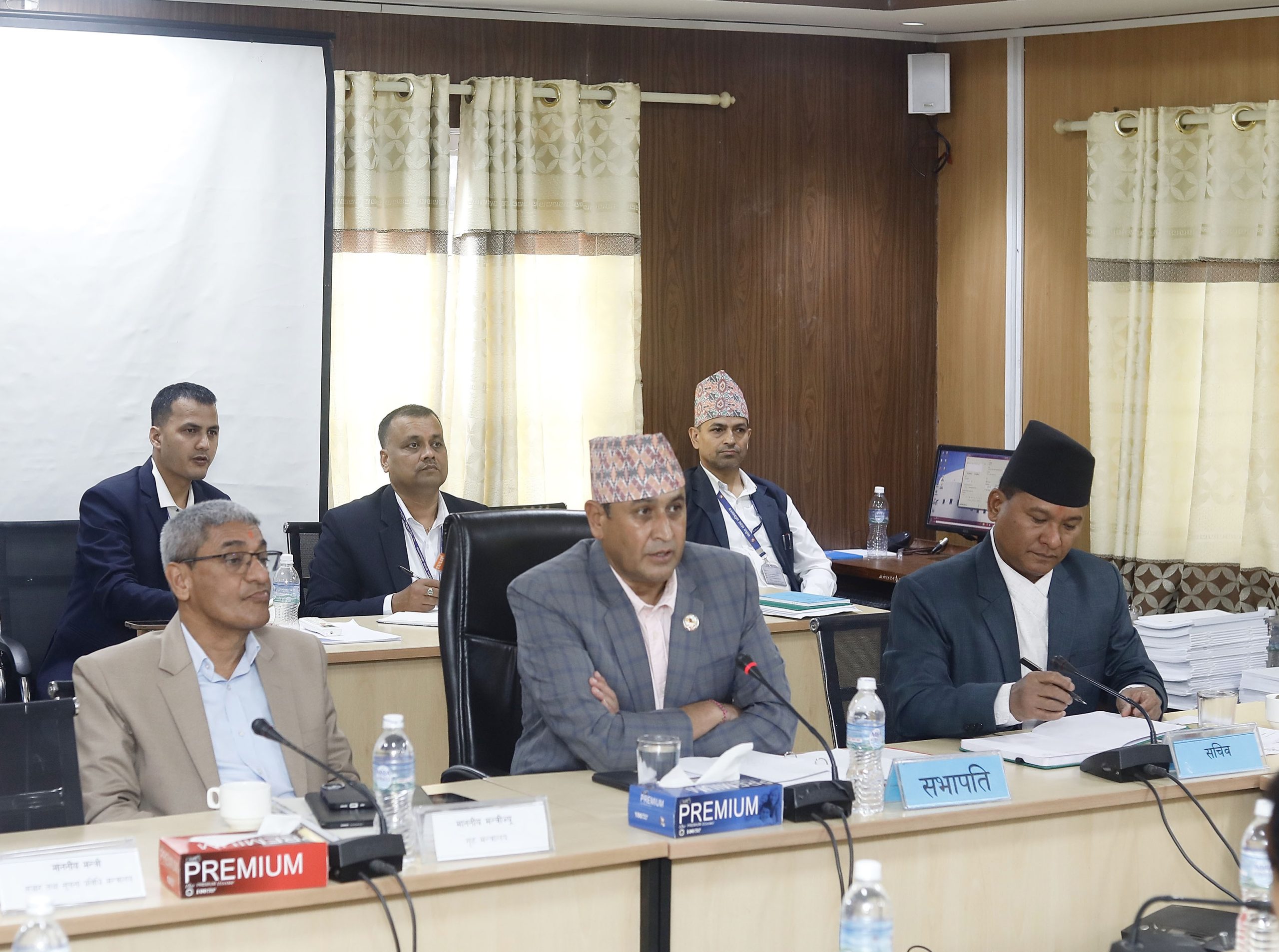 ‘कुलिङ पिरियड’ बेवारिसे प्रकरणपछि अप्ठेरोमा खतिवडा, समितिको बैठक स्थगित गर्न बाध्य