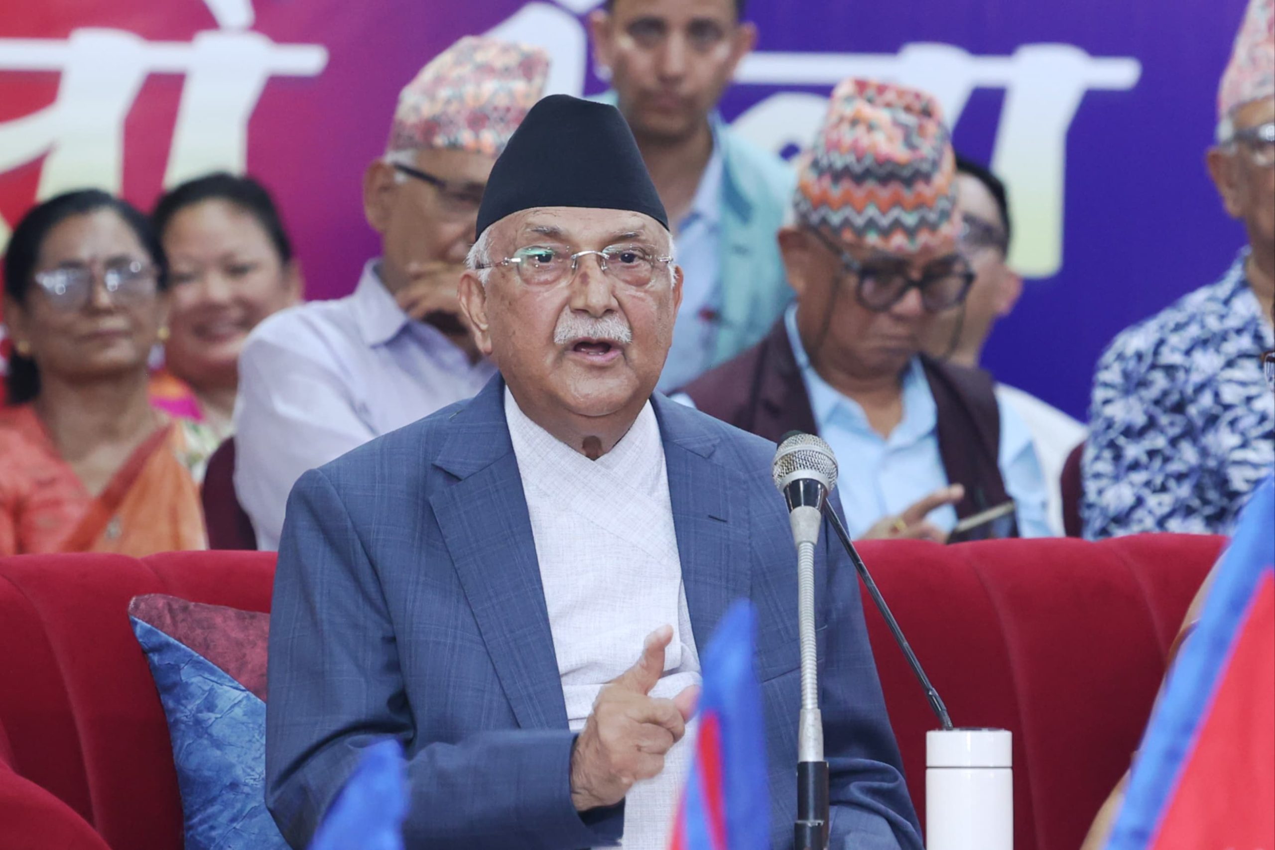 आफ्नै समूहका नेता व्यवस्थापन गर्न ओलीलाई सकस, पदाधिकारी बढाउन विधान संशोधनको गृहकार्य