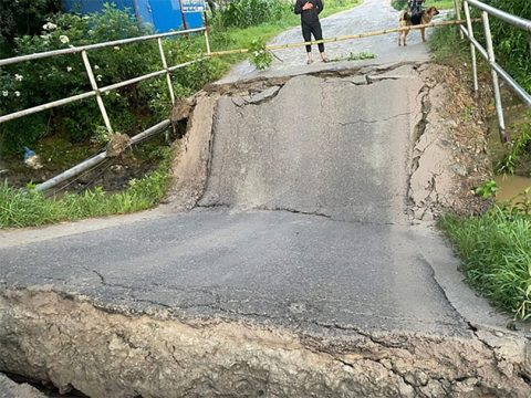 काभ्रेको नालामा पुल भाँचियो : काठमाडौं-पूर्व क्षेत्र आउजाउ वैकल्पिक सडक अवरुद्ध