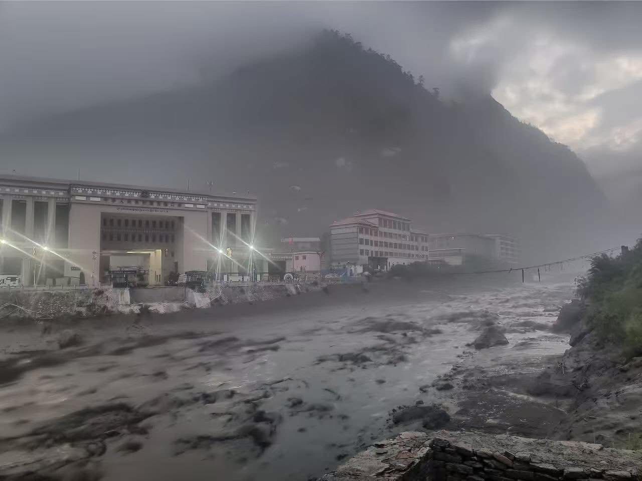 रसुवा बाढीमा परेका ३८९ जनाको शव फेला, २८ प्रहरी कर्मचारी अझै सम्पर्कविहीन