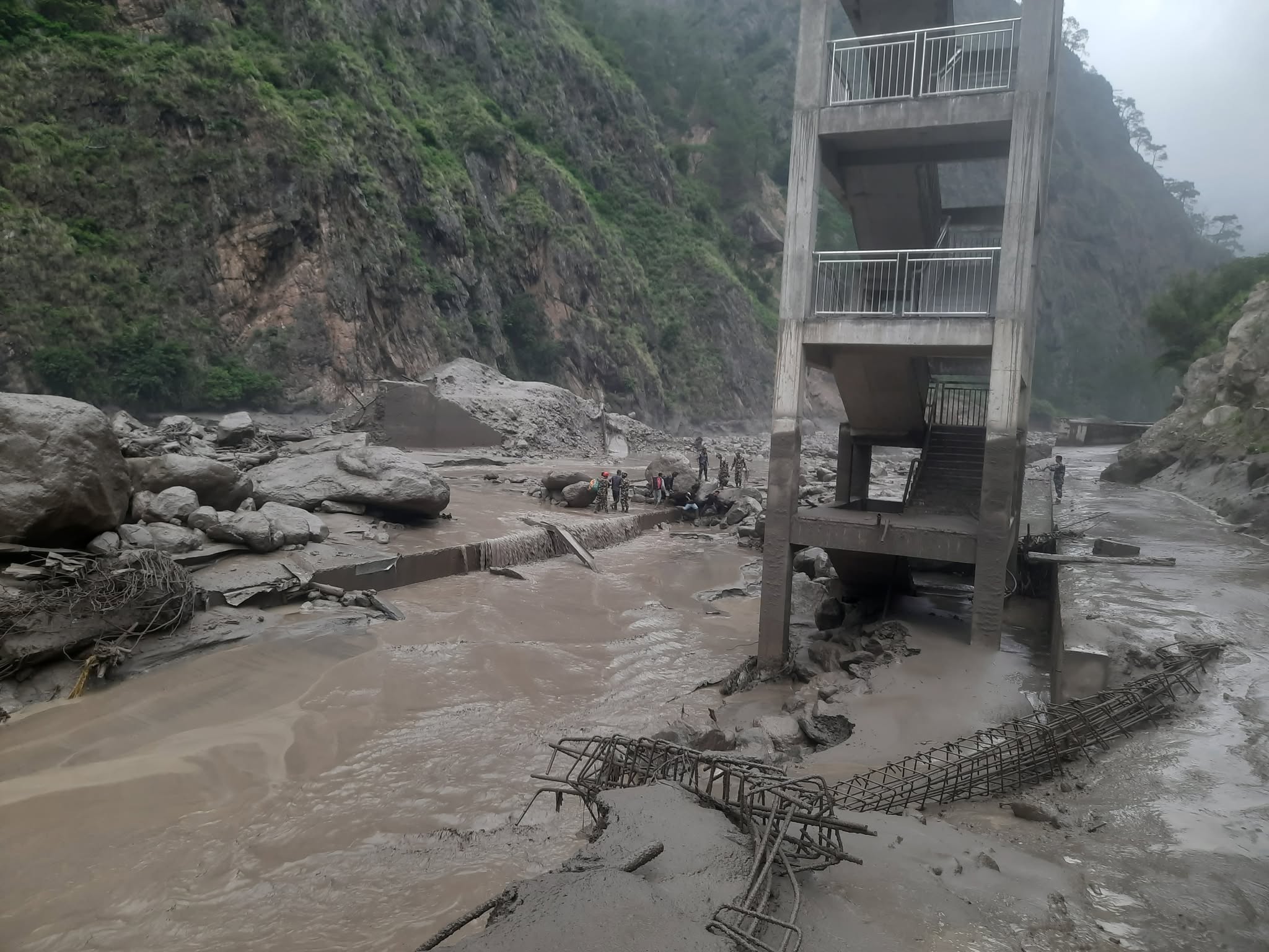 बाढीले रसुवा नाकामा क्षति पुग्दा टुट्यो चीनसँगको सम्पर्क, आयात अनिश्चित बाढीले रसुवा नाकामा क्षति पुग्दा टुट्यो चीनसँगको सम्पर्क, आयात अनिश्चित