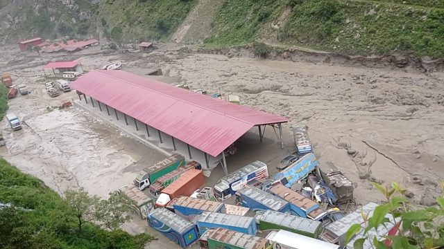 केरुङबाट रसुवा नाकासम्म ल्याइएका सामानको छैन बीमा, व्यवसायीलाई ठूलो क्षति