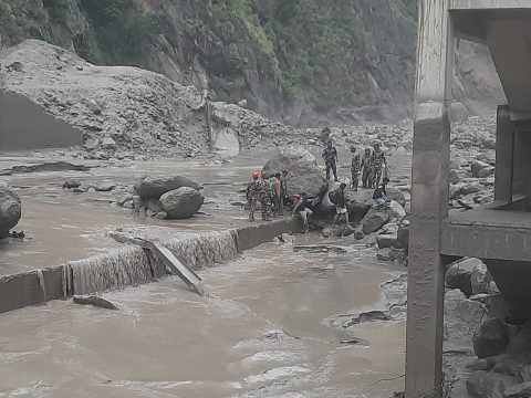 चिनियाँ नागरिकसहित १८ जना सम्पर्कविहीन, बाढीमा फसेकाको उद्धारमा सेनाको हेलिकप्टरको प्रयोग