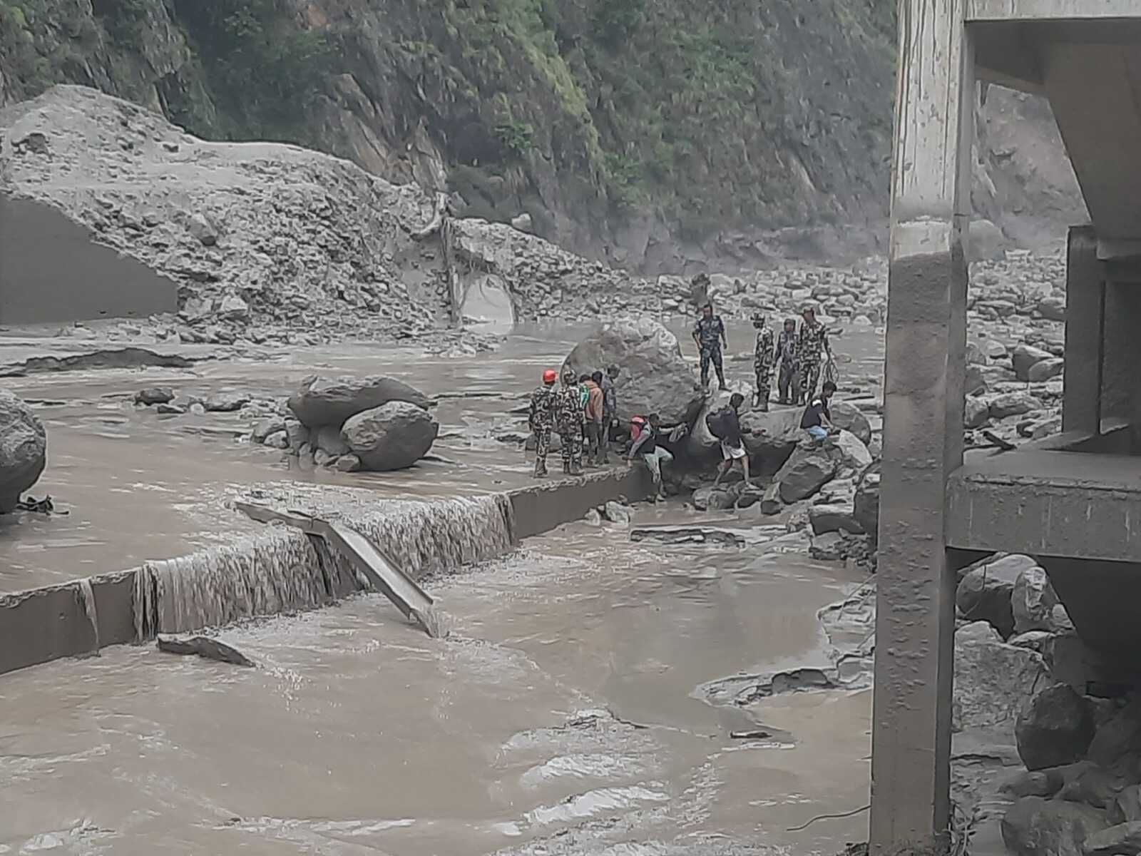 चिनियाँ नागरिकसहित १८ जना सम्पर्कविहीन, बाढीमा फसेकाको उद्धारमा सेनाको हेलिकप्टरको प्रयोग चिनियाँ नागरिकसहित १८ जना सम्पर्कविहीन, बाढीमा फसेकाको उद्धारमा सेनाको हेलिकप्टरको प्रयोग