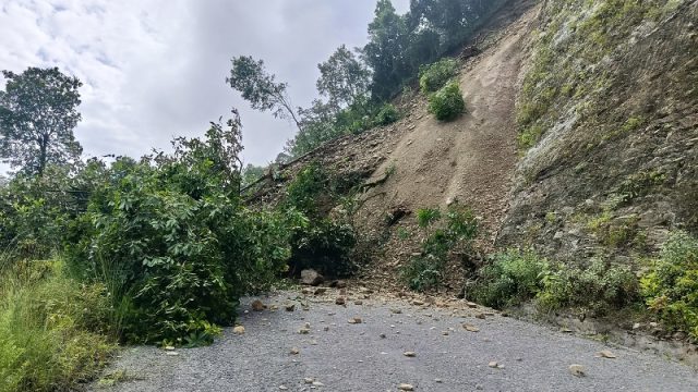 गल्छीको जरेखेतमा पहिरो जाँदा पृथ्वीराजमार्ग अवरुद्ध, सडक खुलाउने प्रयास हुँदै