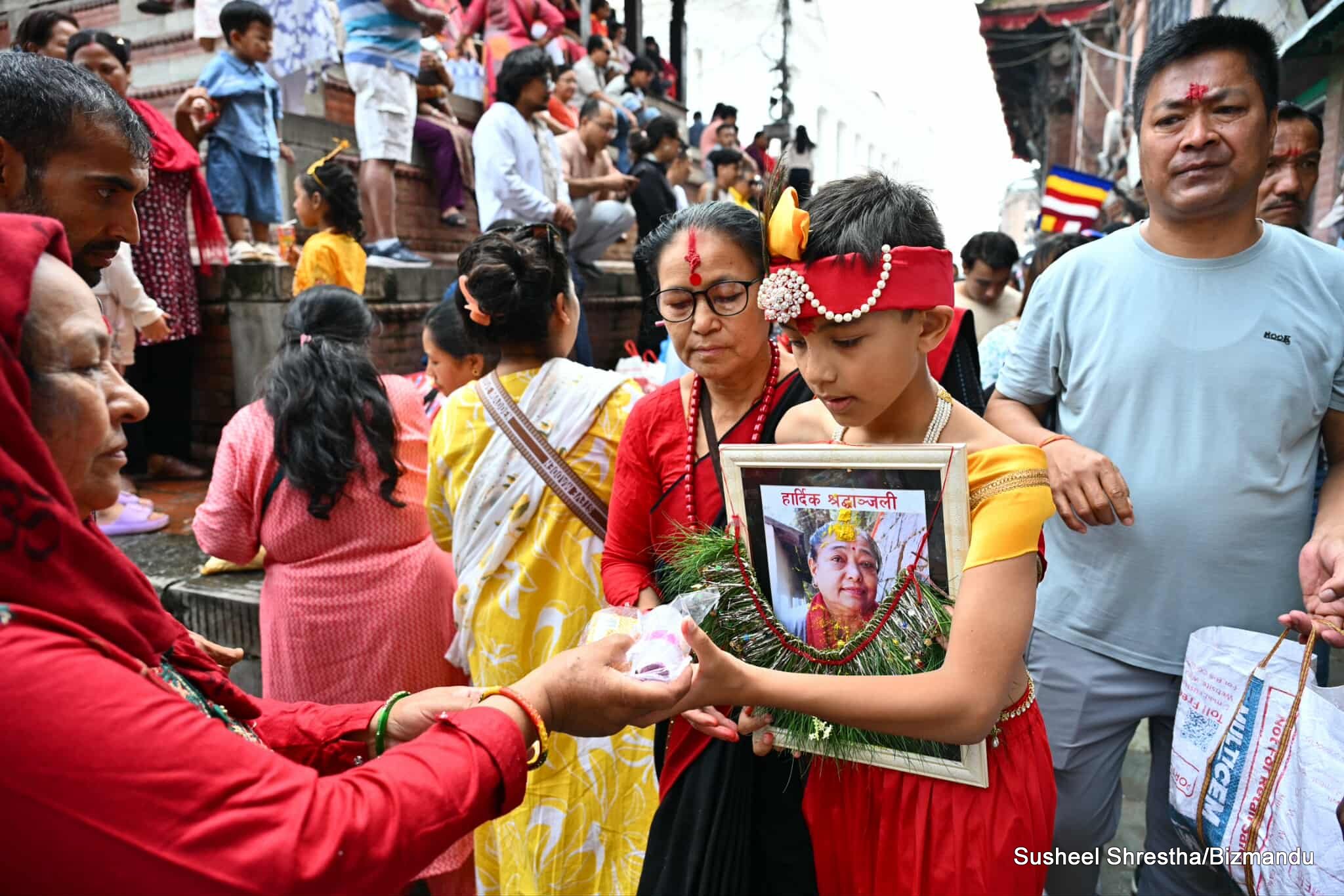 दिवंगत आफन्तको सम्झनामा सापारु,‌ काठमाडौंको वसन्तपुरमा गाईजात्राको तस्बिर