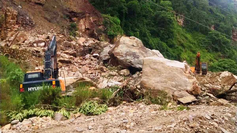 बागलुङको कालाखोलामा पहरासहितको पहिरो खस्दा कालीगण्डकी करिडोर अवरुद्ध