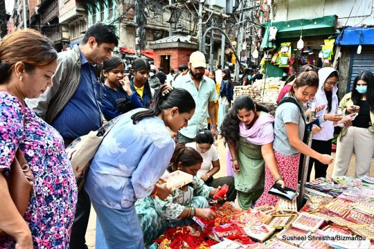 रक्षा बन्धनका लागि राखी किन्न असन बजारमा भिड, क्वाँति खाने गेडागुडीको व्यापार बढ्यो