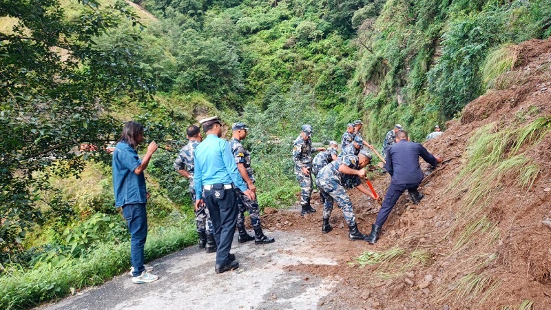 पहिरो खसेपछि गुल्मीको रिडी-तम्घास खण्ड अवरुद्ध, सडक खुलाउने काम जारी