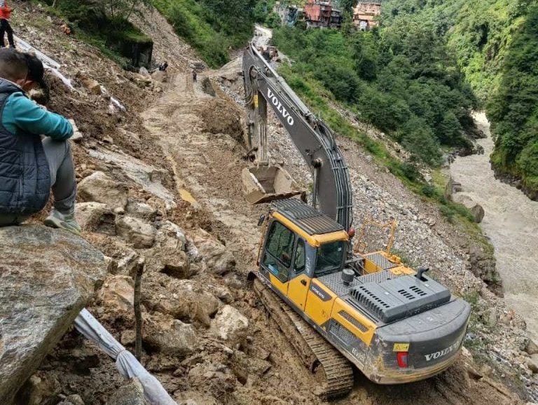 पहिरोका कारण ३ साताभन्दा लामो समयदेखि तातोपानी नाका अवरुद्ध हुँदा आयात-निर्यात ठप्प