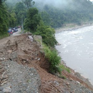 कृष्णभीरमा बाढीले गर्‍यो सडक कटान, काठमाडौं मुग्लिन सडकखण्ड पूर्णरुपमा अवरुद्ध