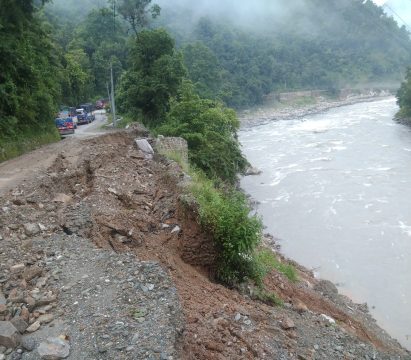 कृष्णभीरमा बाढीले गर्‍यो सडक कटान, काठमाडौं मुग्लिन सडकखण्ड पूर्णरुपमा अवरुद्ध