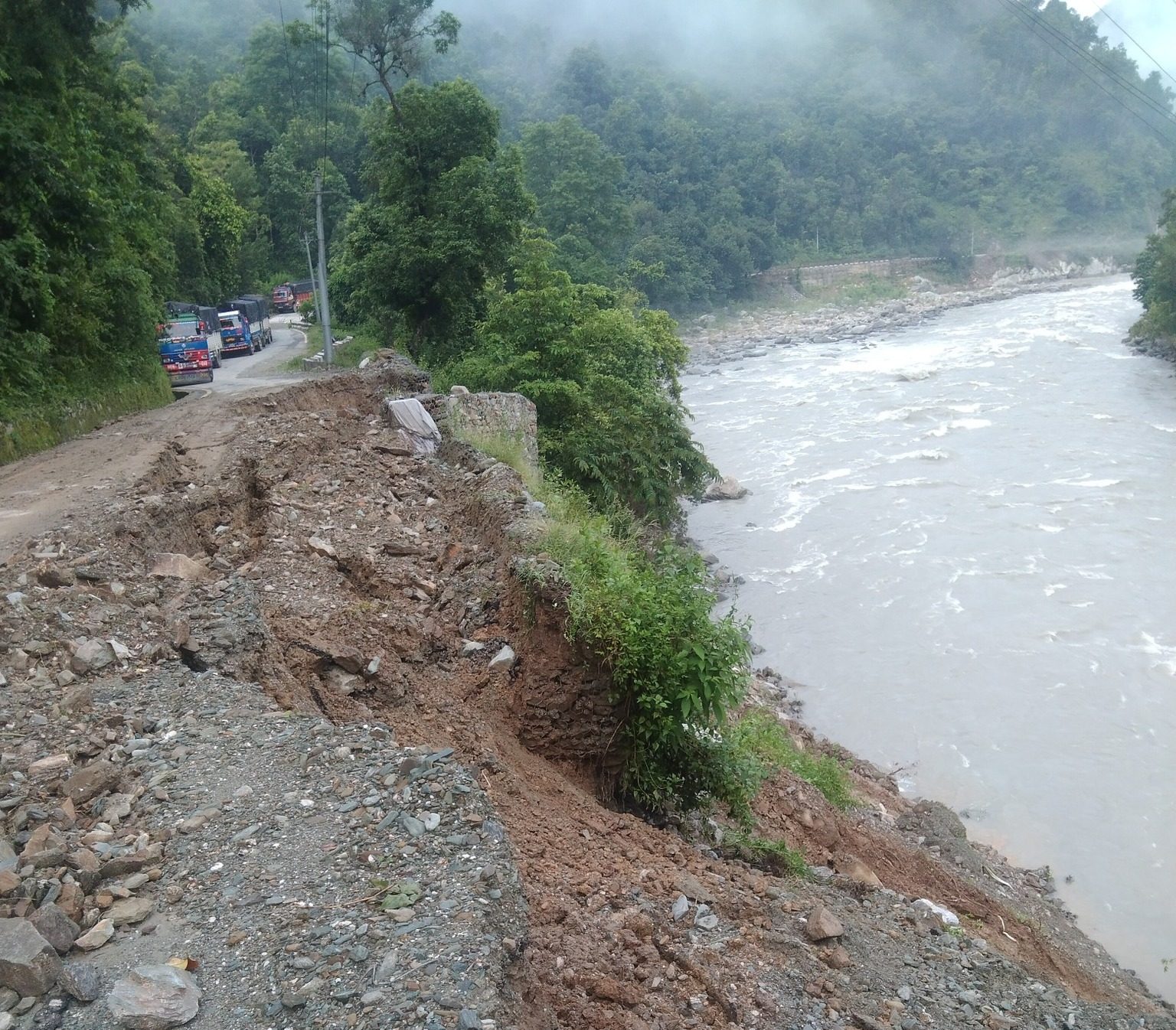 कृष्णभीरमा बाढीले गर्‍यो सडक कटान, काठमाडौं मुग्लिन सडकखण्ड पूर्णरुपमा अवरुद्ध