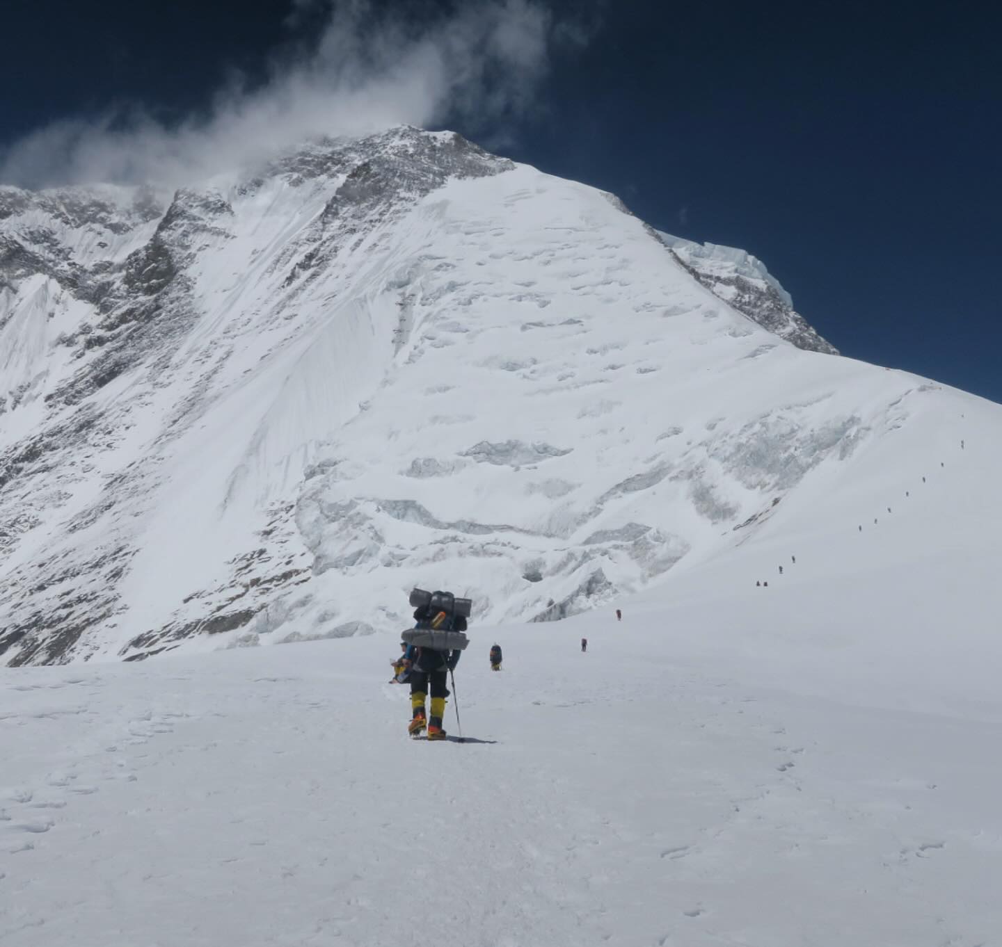 छिनछिनमा मौसम  परिवर्तन हुने धवलागिरि आरोहणको लागि रुट तयार, २४ जना पुग्दैछन् चुचरोमा