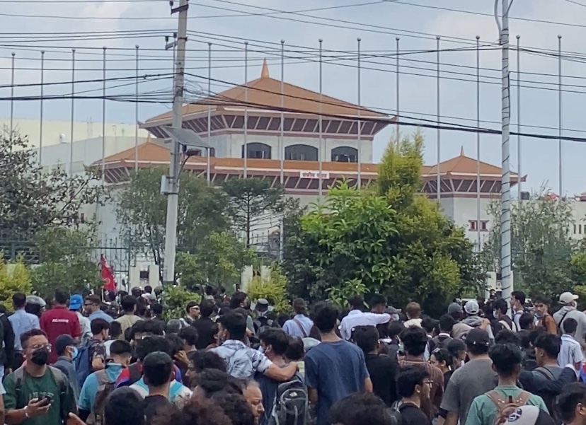 कर्फ्यूका बाबजुद जेनजी पुस्ताले रोकेन प्रदर्शन, राष्ट्रिय सभाको बैठक स्थगित