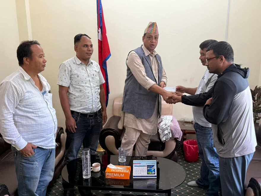 बागमतीका मुख्यमन्त्री बानियाँले घर बनाउन चेपाङ परिवारलाई दिए २ लाख