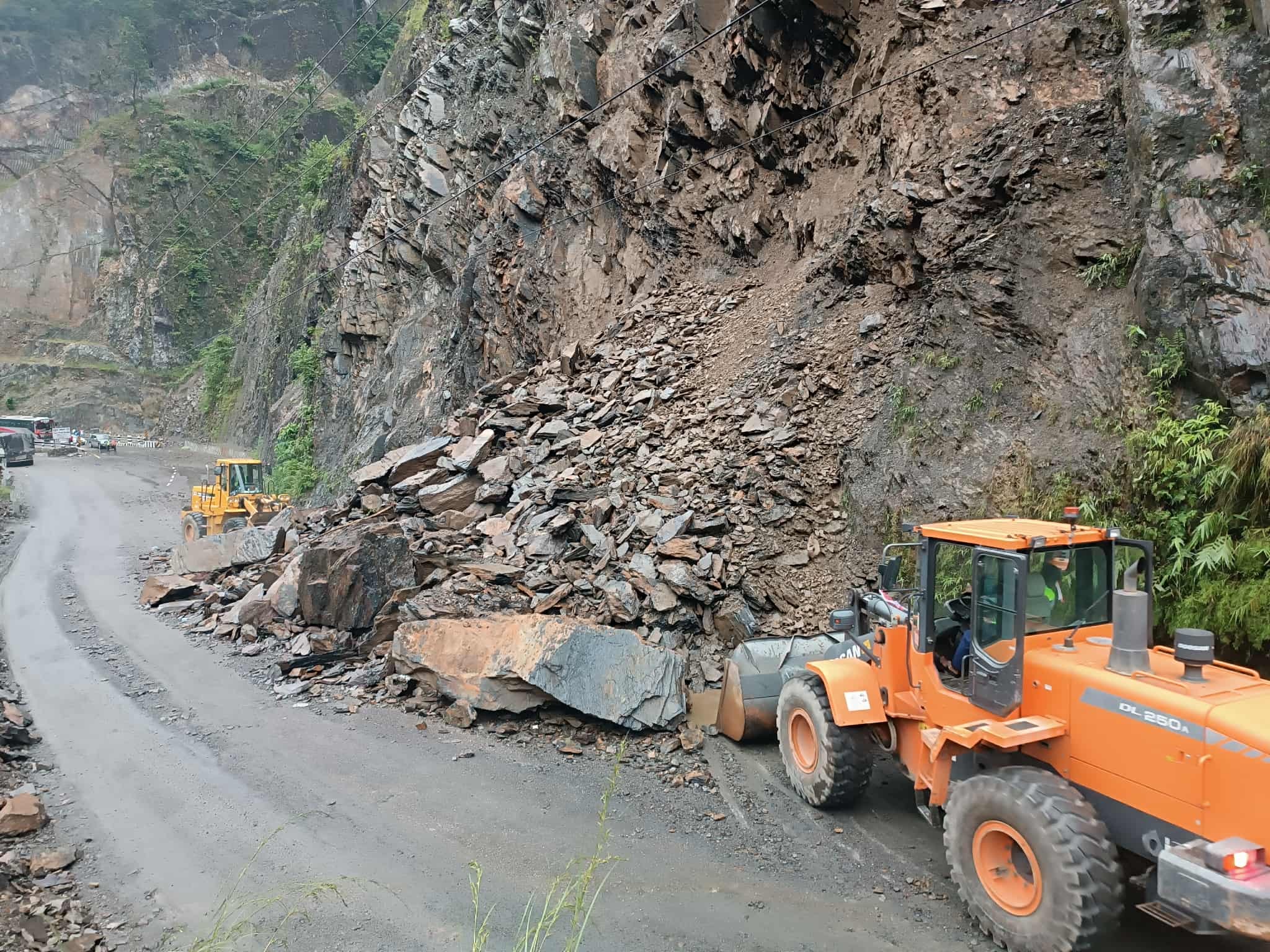 मुग्लिन-नारायणगढ सडक अवरुद्ध : तुइनखोलामा रोकिएन पहिरो, वैकल्पिक बाटो प्रयोग गर्न आग्रह