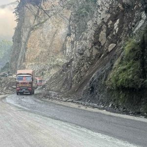 नारायणगढ-मुग्लिन सडक पूर्णरूपमा सञ्चालनमा, हटाइयो १७ किलो र सिमल तालनजिकको पहिरो
