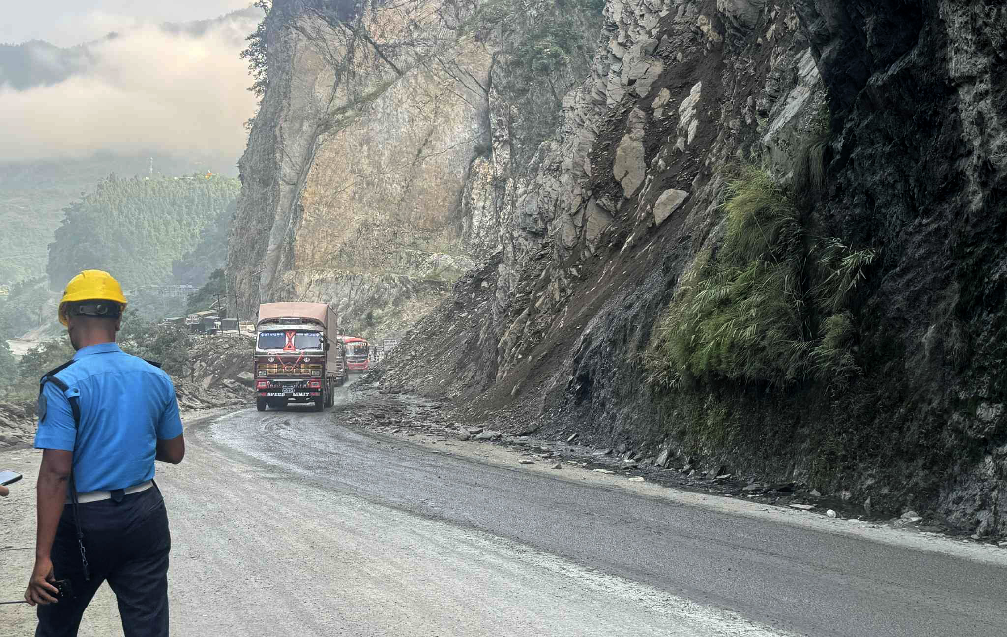 नारायणगढ-मुग्लिन सडक पूर्णरूपमा सञ्चालनमा, हटाइयो १७ किलो र सिमल तालनजिकको पहिरो
