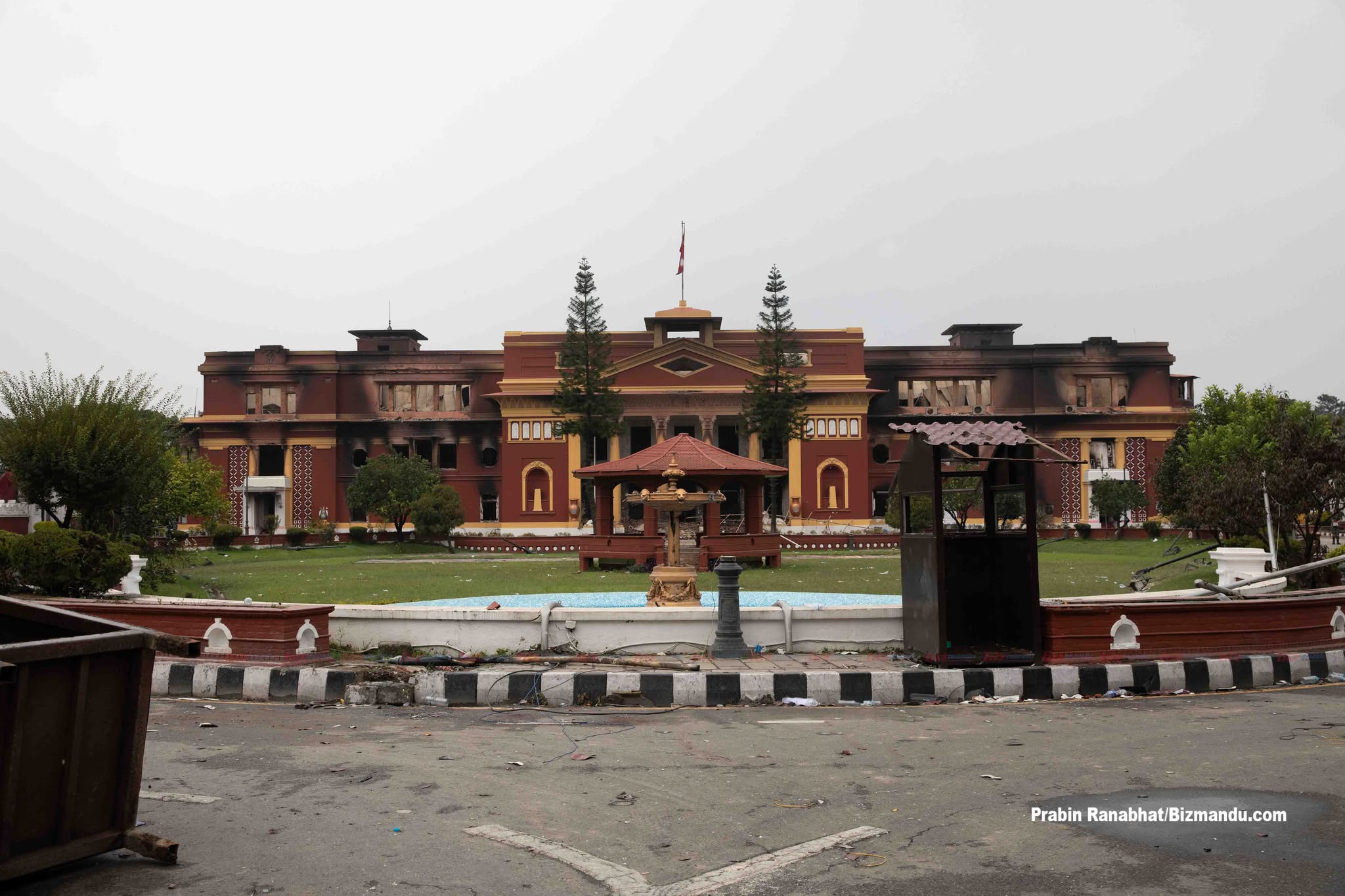 राष्ट्रपति भवन जलाउन पुगेका तीन युवाविरुद्ध मुद्दा, चोरी र अपराधिक उपद्रवकाे आरोप