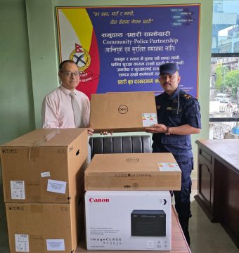 आगजनीमा परेको प्रहरीलाई सांग्रिला डेभलपमेन्ट बैंकको सहयोग, दरबारमार्ग वृत्तलाई दियो कम्प्युटर