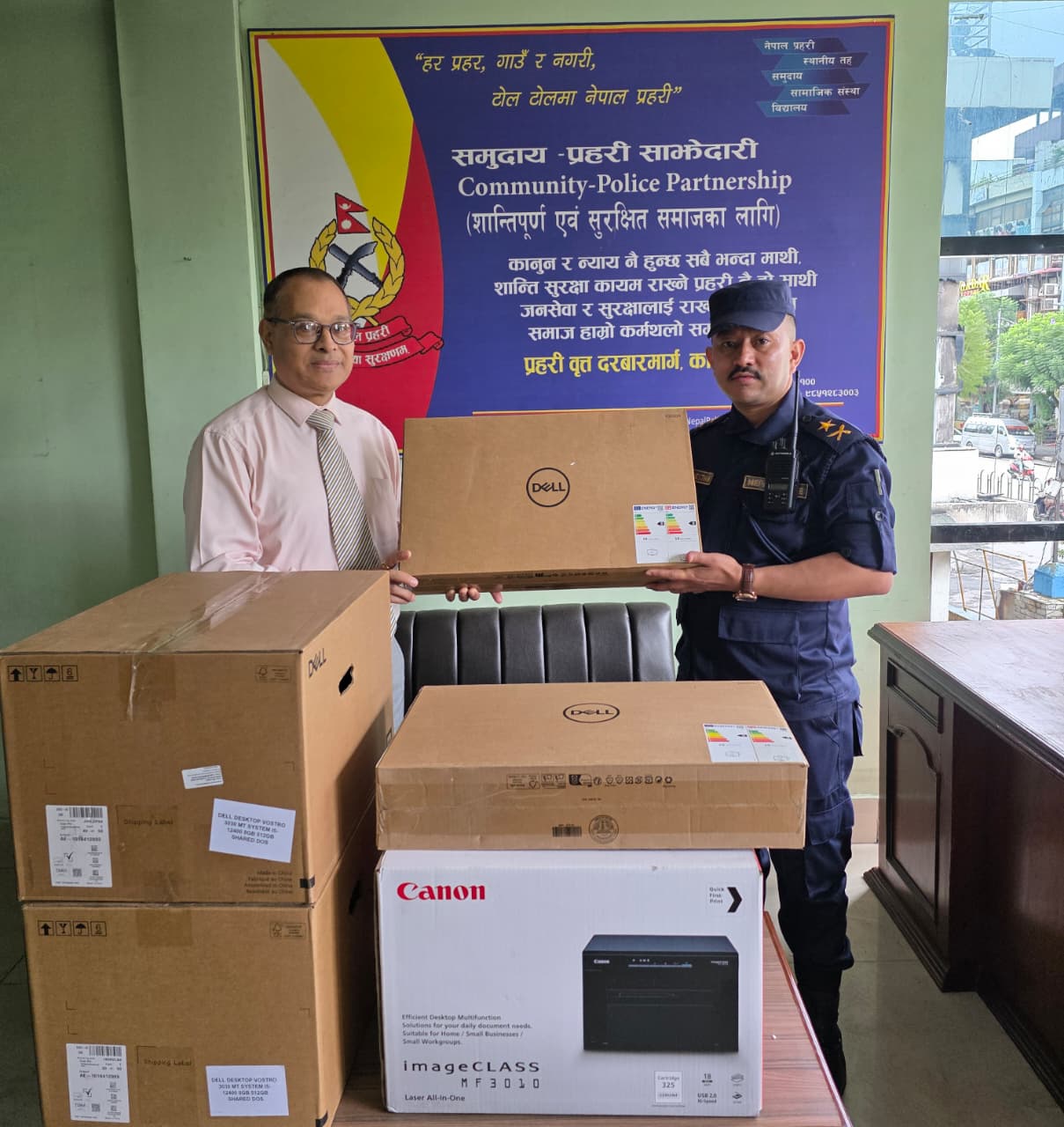 आगजनीमा परेको प्रहरीलाई सांग्रिला डेभलपमेन्ट बैंकको सहयोग, दरबारमार्ग वृत्तलाई दियो कम्प्युटर