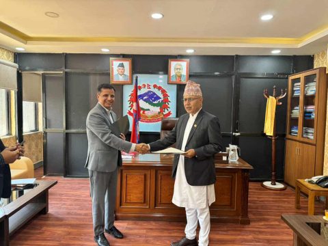 बीमा प्राधिकरणको अध्यक्षको जिम्मेवारी सहसचिव शर्मालाई, अर्थमन्त्रीसामु लिए शपथ