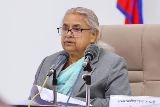 स्वास्थ्य बीमा समस्या समाधानको प्रयासमा प्रधानमन्त्री कार्की, सरोकारवालासँग छलफल गर्दै