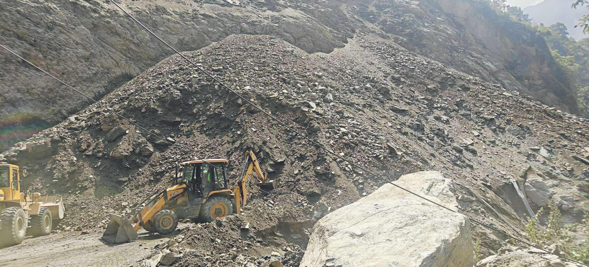 बाढी-पहिरोका कारण नारायणगढ-मुग्लिनसहित यी सडकहरू पूर्ण रुपमा अवरुद्ध