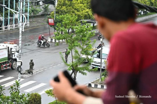 सैनिक अड्डाको तरबार नाघेर एक युवकले जब गरे आर्मी अफिसर क्लबभित्र उपद्रव