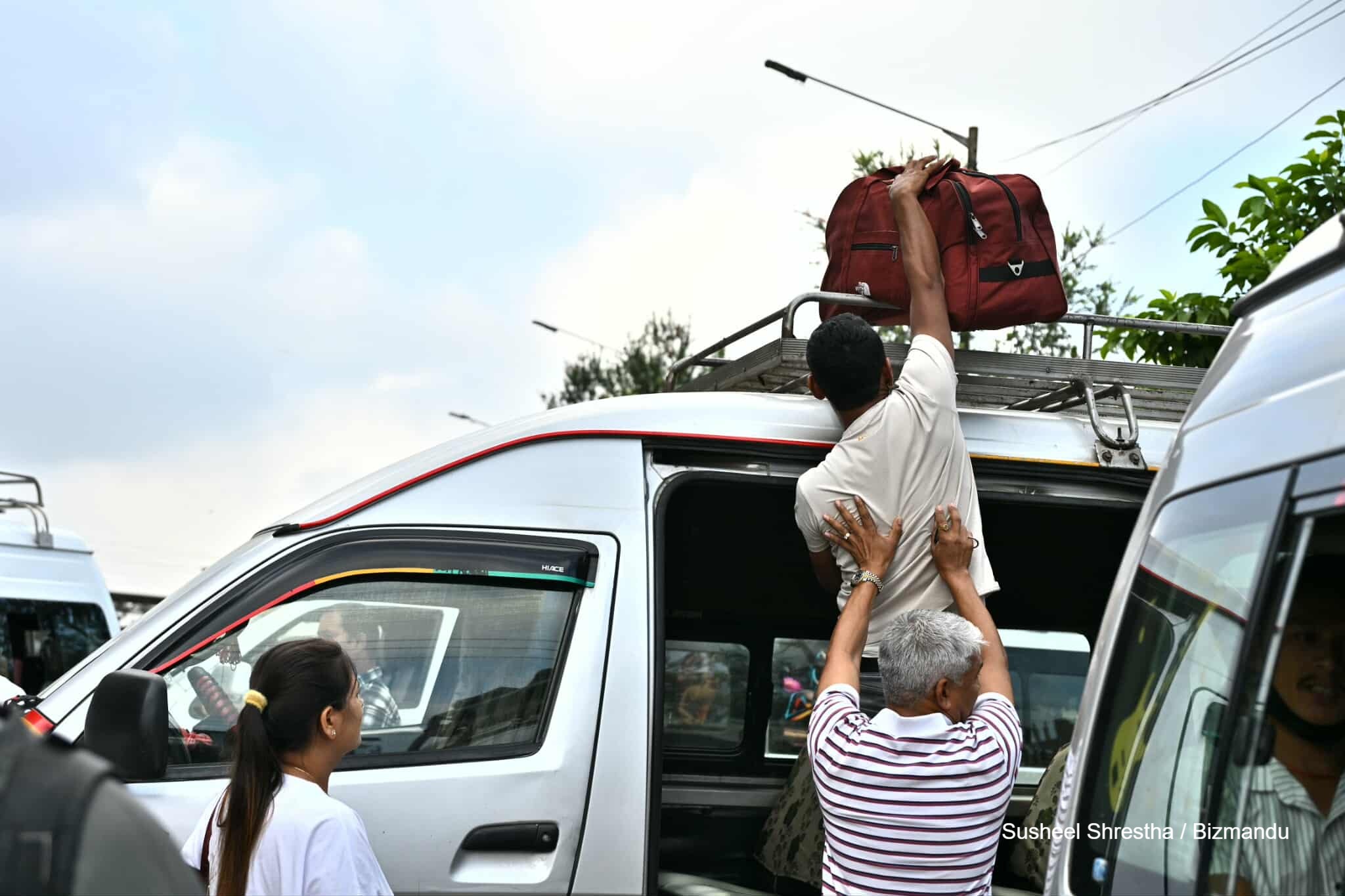 दसैंका लागि काठमाडौं उपत्यकाबाट घर फर्किन थाले यात्रु, आठ लाख बाहिरिने अनुमान