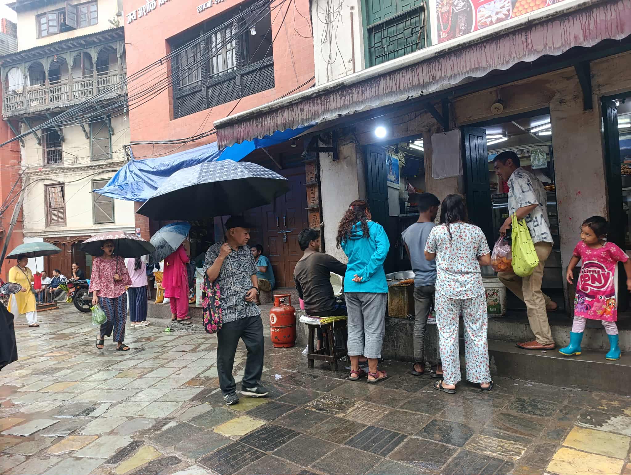काठमाडौंको भित्री सहरको अवस्था : असन इन्द्रचोक खुल्ला हुँदा न्यूरोड सुनसान
