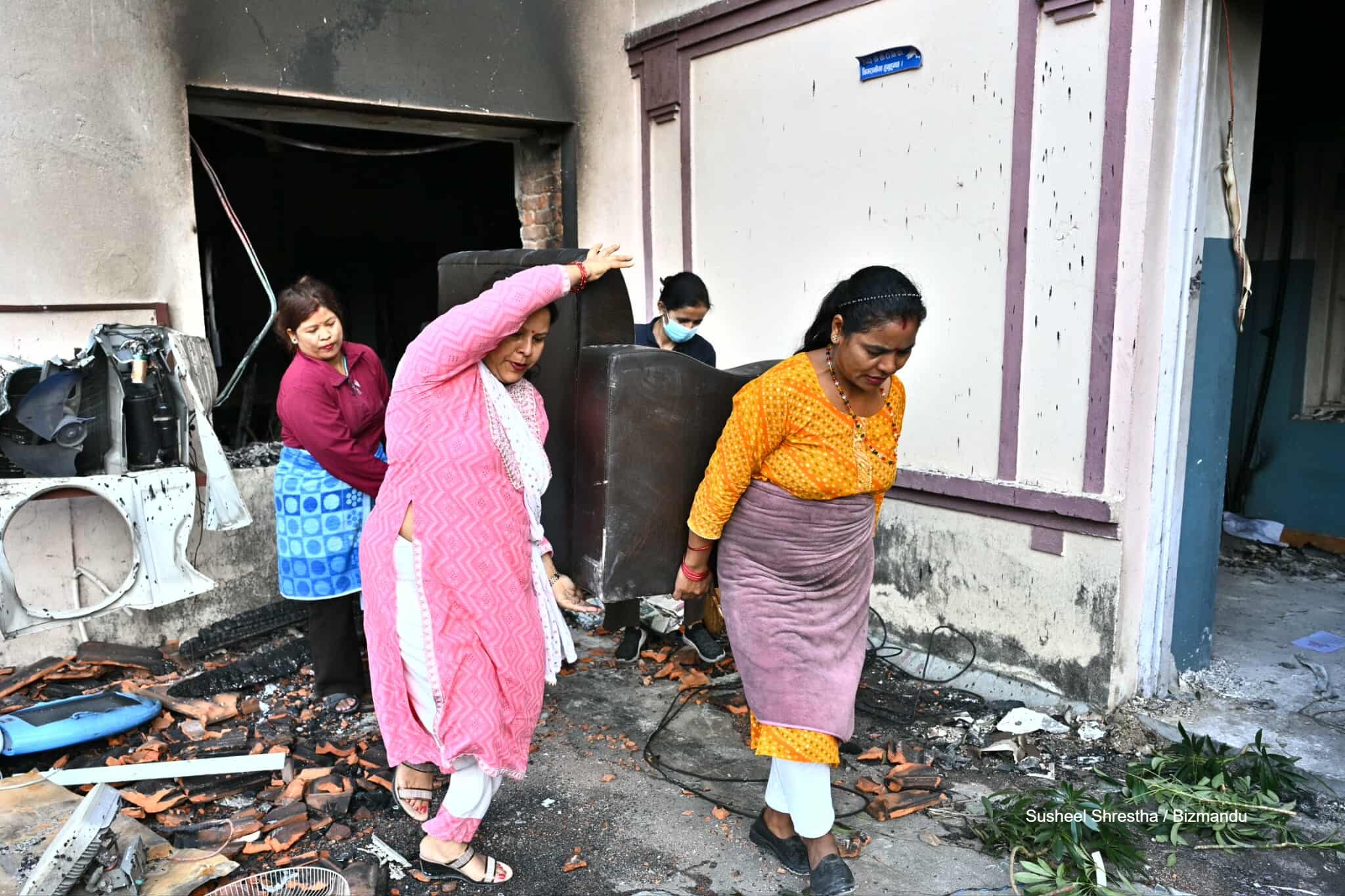 सर्वोच्चमा न्याय सम्पादनसँगै सरसफाइ पनि, जलेको भवनबाट निकालिँदैछ सामान