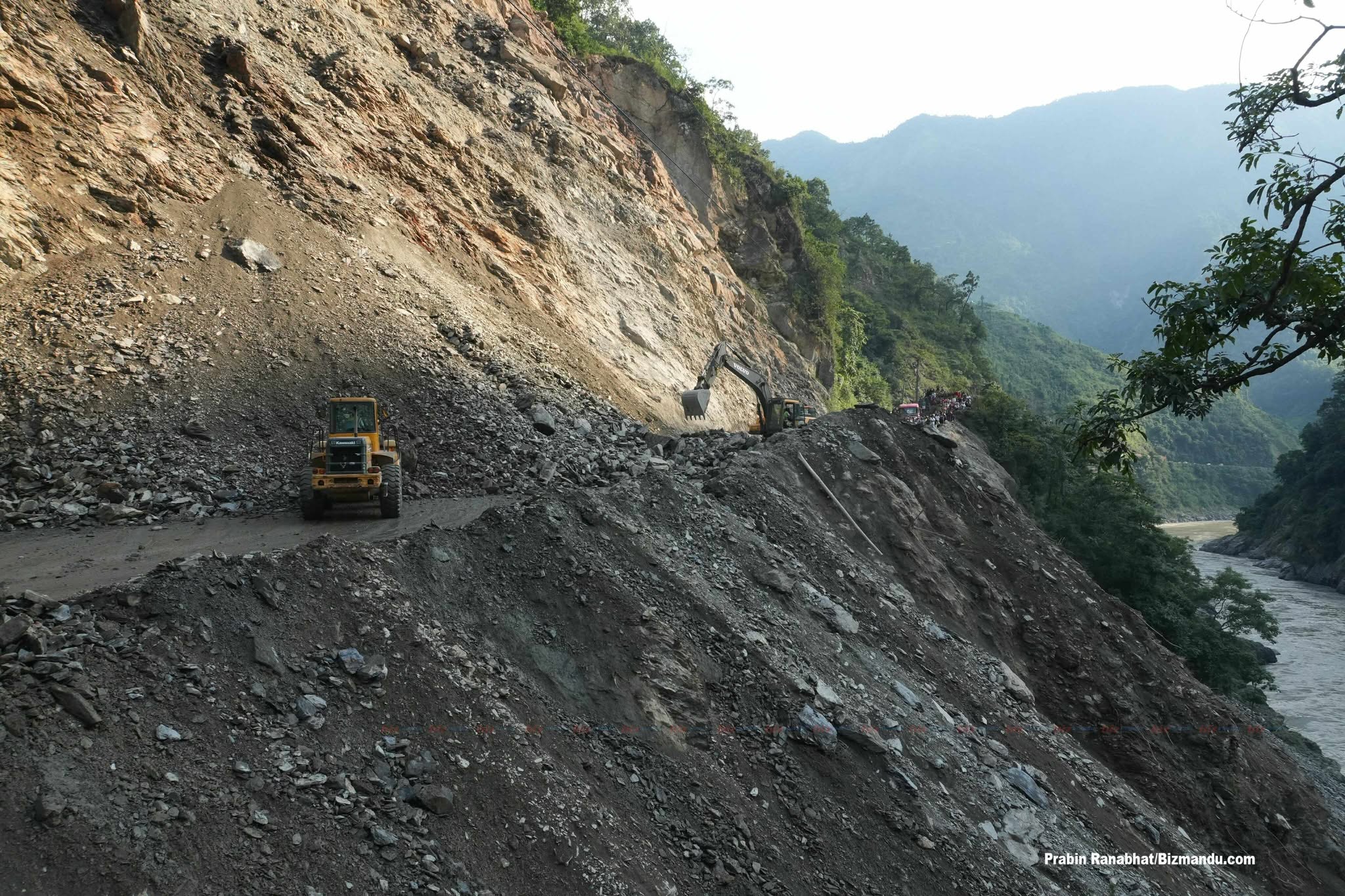 कान्ति लोकपथमा खसेको पहिरो हटाइयो, रातको समयमा सवारीसाधन सञ्चालनमा भने रोक