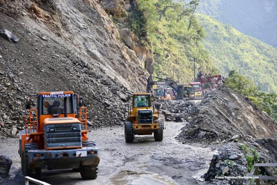 नारायणगढ-मुग्लिङ खण्डमा सास्ती दिने पहिरो रोकथाम थालिँदै, डिभिजनद्वारा ठेक्का आह्वान