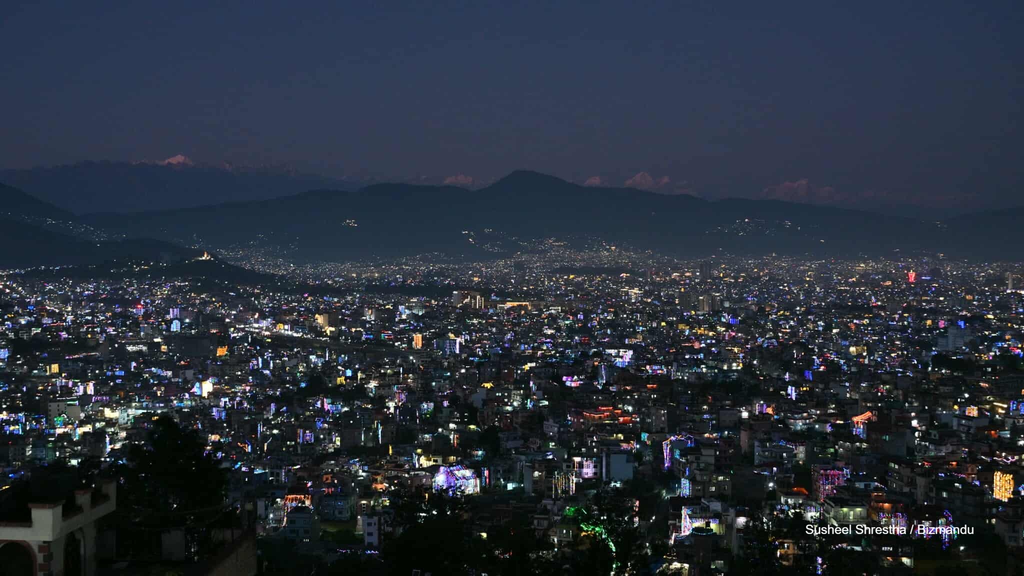 लक्ष्मीपूजाको साँझ हाँसिरहेको छ हिमाल, कीर्तिपुरबाट देखिएको दृश्य