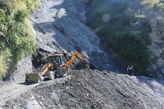 भारी वर्षा हुने प्रक्षेपणपछि बेनी-जोमसोम र बेनी-दरबाङ सडकमा रातिमा सवारी आवागमन बन्द