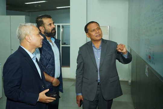 लाइन काटिने गुनासोले घिसिङलाई हत्ते, पुगे भारप्रेषण केन्द्र, ‘तत्काल समाधान गरौं’