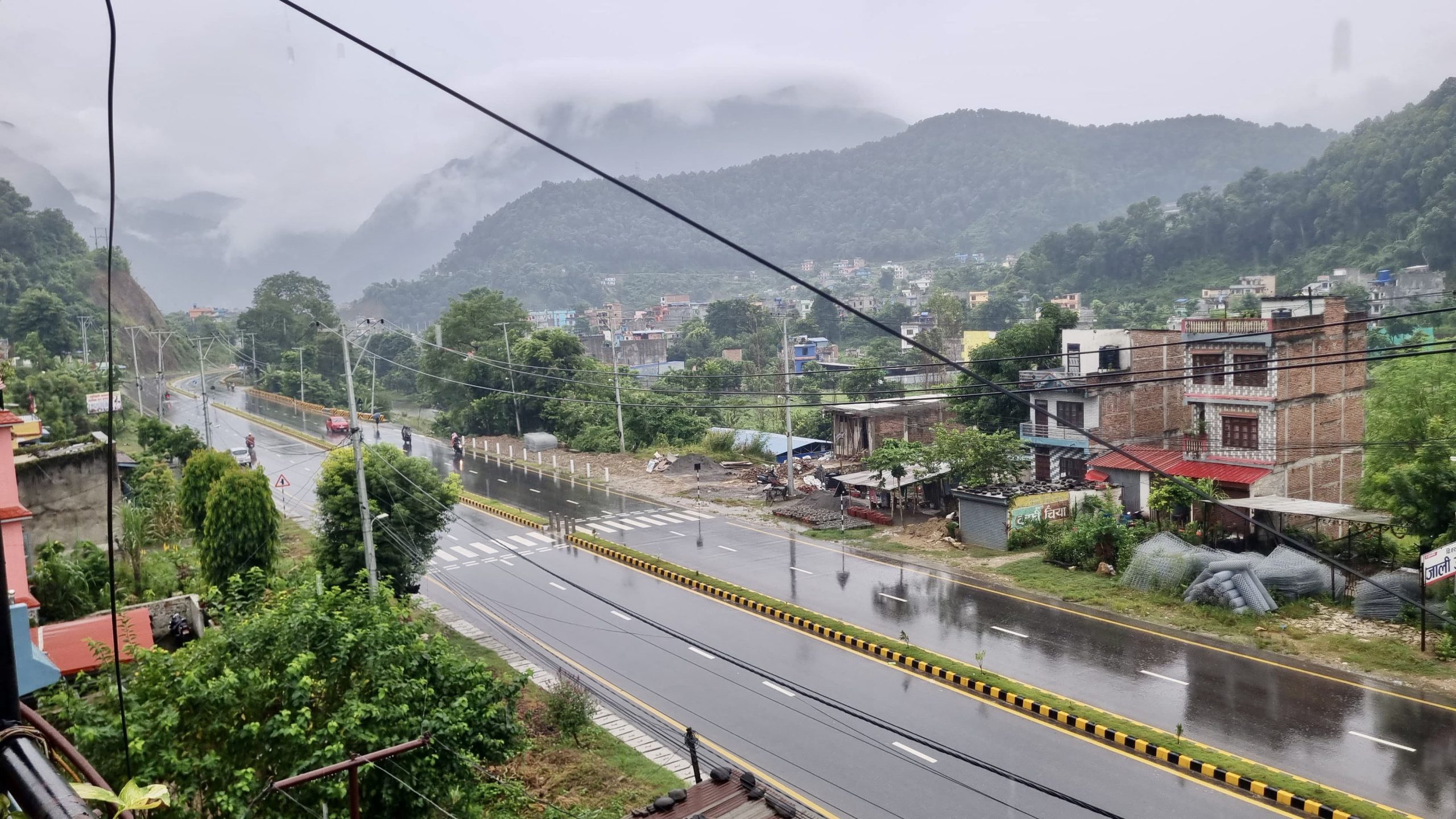 चितवनमा निरन्तर वर्षा, प्रशासनले नारायणगढ-मुग्लिन सडकमा बिहीबार राती गाडी चल्न रोक्यो