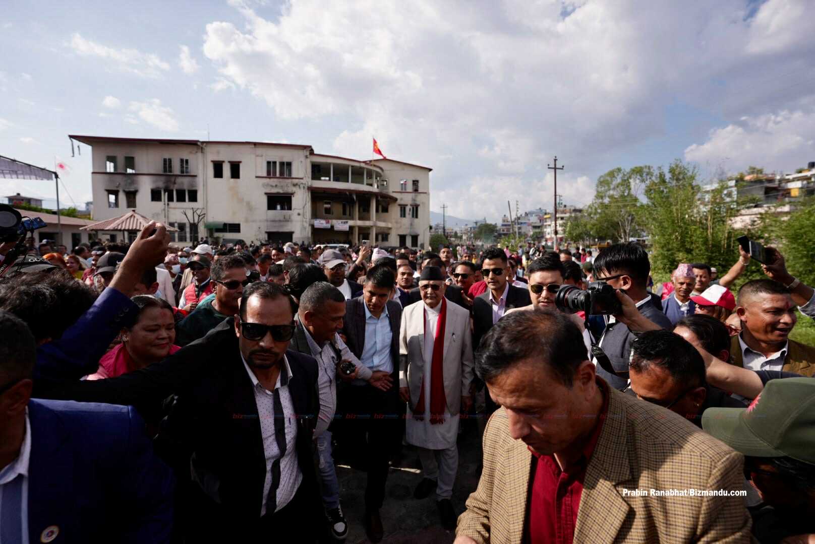 च्यासलस्थित जलेको पार्टी कार्यालयमा पहिलो पटक पुगे ओली, चियापान कार्यक्रममा सहभागी