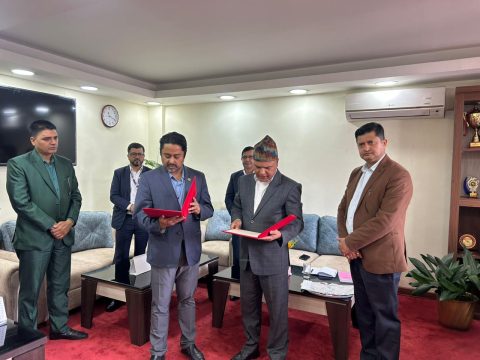 कामना सेवा विकास बैंकका अध्यक्ष सुदिप आचार्यले डेपुटी गभर्नर मिश्रसामु लिए शपथ