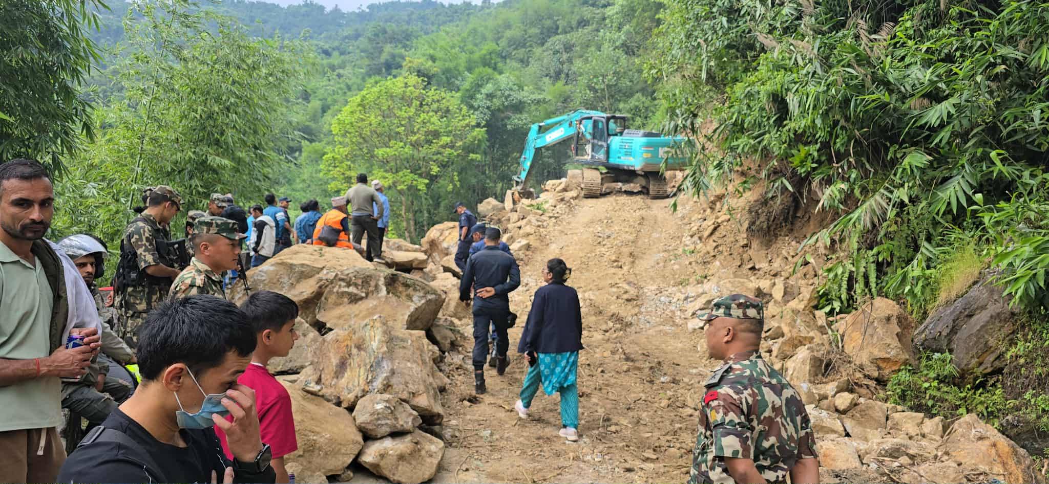 राजमार्गमा बाढी र पहिरोको असर : विभिन्न जिल्लामा सडक आवागमन प्रभावित