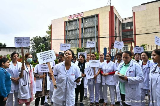 नर्सिङ एसोसिएसनको आन्दोलनमा वीर अस्पतालका नर्सहरूको समर्थन, हातमा कालो पट्टी बाँधेर गरे प्रदर्शन