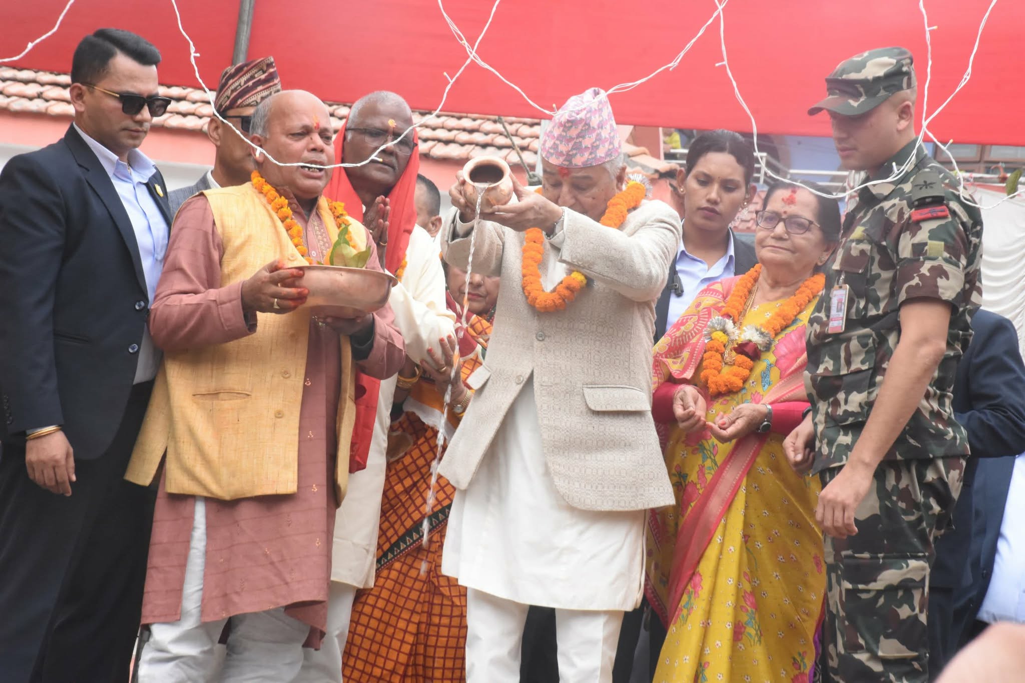 राष्ट्रपति रामचन्द्र पौडेलले पत्नीसहित गौरीघाट पुगेर गरे छठी माताको पूजा आराधना